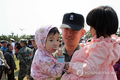 "아빠 다녀올 때까지 잘 있어"