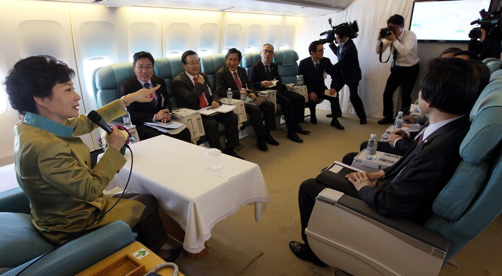 지난 6일 미국을 방문한 박근혜 대통령이 뉴욕행 전용기 내에서 수행원들과 간담회를 하고 있다. (자료사진)
