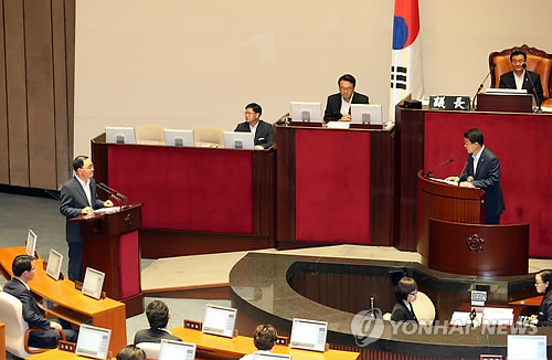 정홍원 국무총리(왼쪽)가 지난 12일 오전 국회 본회의장에서 열린 경제분야 대정부질문에 참석해 질의에 답변하고 있다. <<연합뉴스DB>>