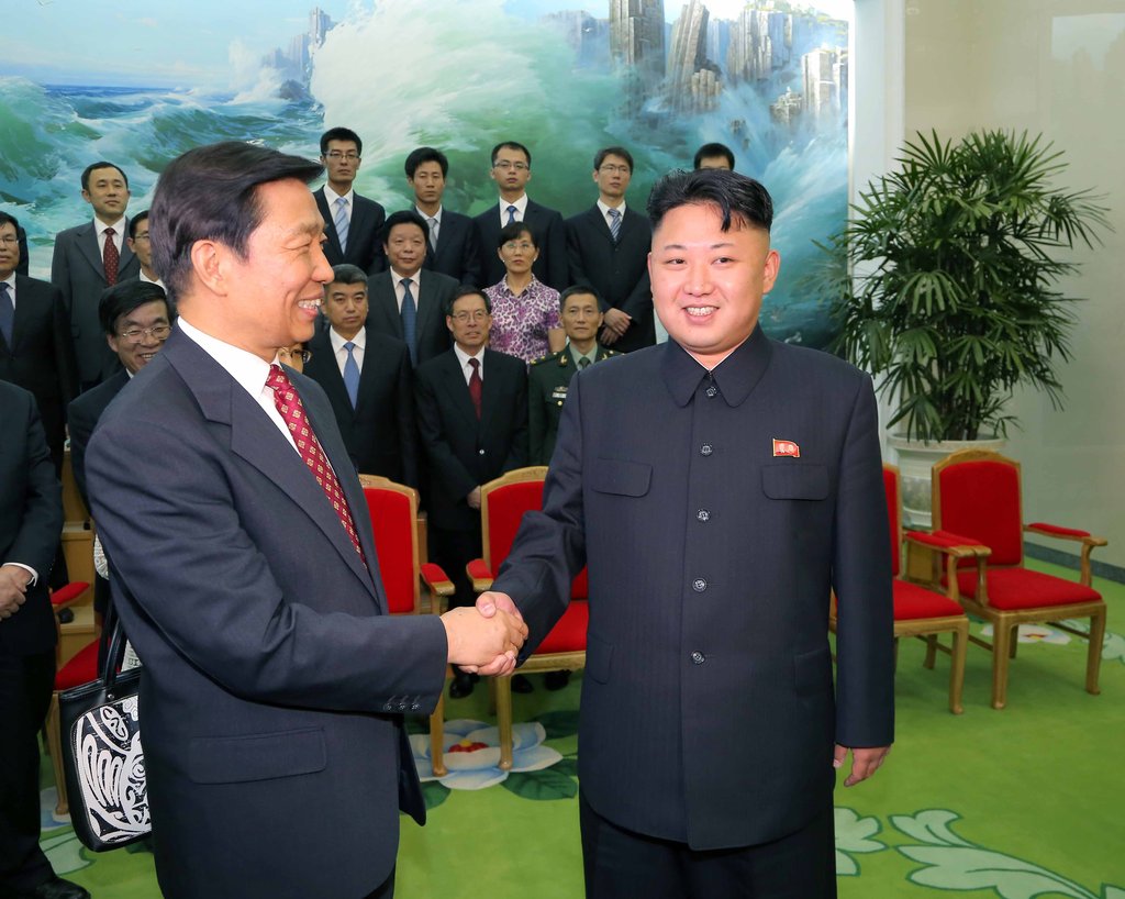中 리위안차오 부주석과 인사하는 北김정은
