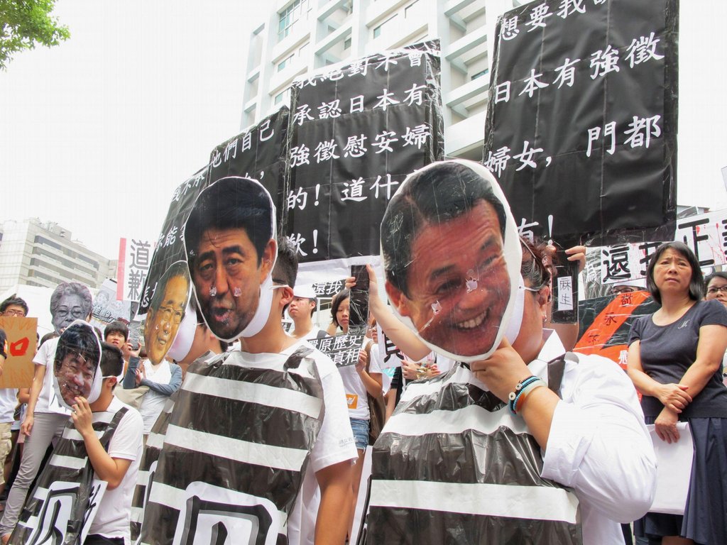 대만 시민·사회단체들이 지난해 8월 일본 대사관 격인 일본교류협회 타이베이사무소 앞에서 열린 일본군 위안부 피해자들에 대한 일본 정부 사과요구 집회에서 일본 정치인들의 왜곡된 역사 인식을 풍자한 활동극을 선보이고 있다. <<연합뉴스DB>>
