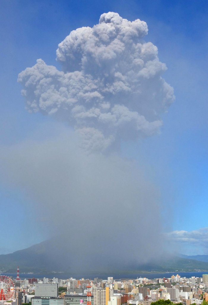 일본 가고시마 현 사쿠라지마 화산이 2013년 8월 18일 오후 폭발하면서 공중으로 연기가 치솟고 있다. (교도=연합뉴스 자료사진) 