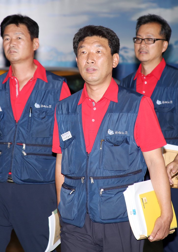 지난 29일 문용문 현대차노조위원장이 교섭장으로 들어가고 있다. <<연합뉴스DB>>
