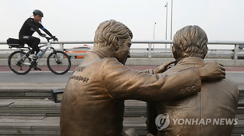 서울 마포대교에 설치된 자살예방 조형물.<<연합뉴스 DB>>