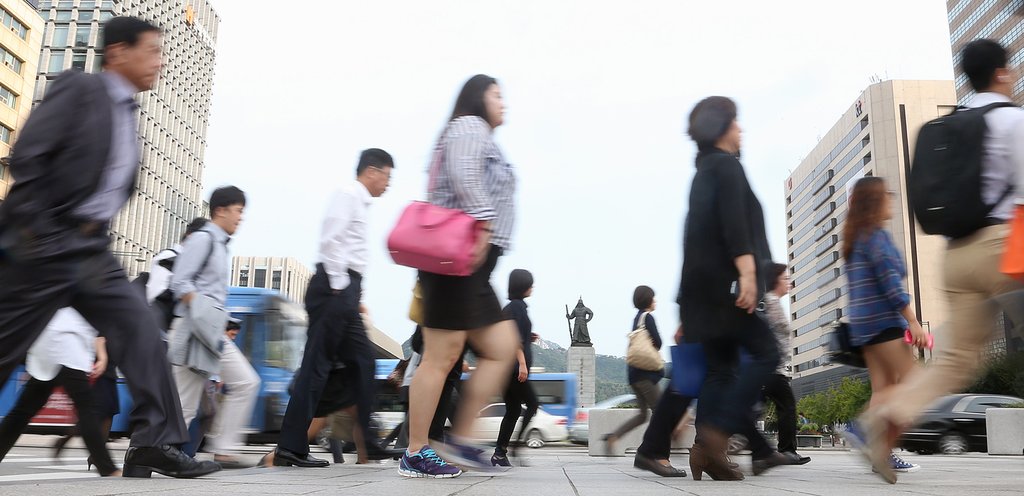 출근길에 나선 시민들이 광화문네거리 횡단보도를 건너고 있다. (연합뉴스 자료사진)