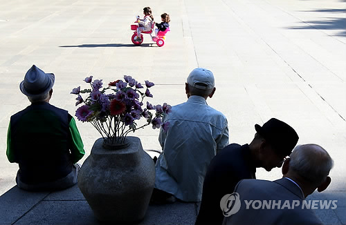 고령화가 진행되면서 상속·증여가 빠르게 늘고있다. 사진은 서울 종로2가 탑골공원에서 어르신들이 계단에 앉아 있는 모습. (연합뉴스 DB)