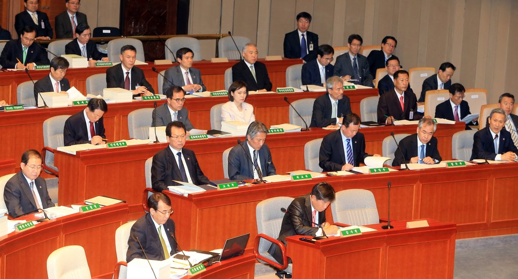 7일 오전 국회에서 열린 예산결산특위 전체회의에서 정부 장차관들이 의원들의 질의에 답하고 있다. 