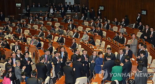 환송하는 여당, 앉아 있는 야당