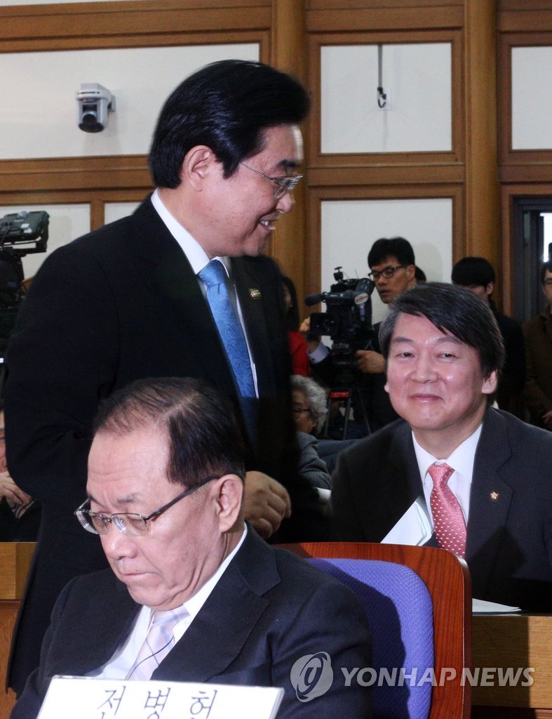 전병헌 민주당 원내대표(뒤 왼쪽)가 무라야마 도미이치 전 일본 총리 초청 강연회에서 인사말을 마친 뒤 안철수 무소속 의원 앞을 지나 자리로 돌아가고 있다. 