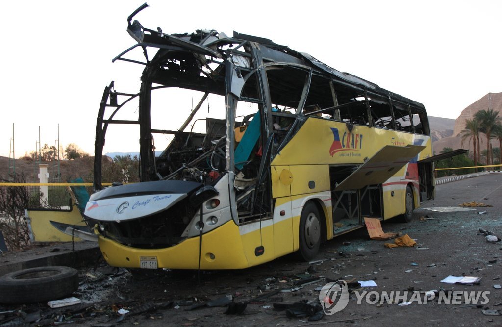 지난 2월 이집트 시나이반도 타바 국경검문소 앞에서 발생한 한국인 탑승 관광버스 테러 현장.