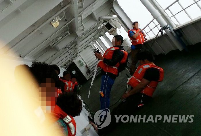 지난 16일 오전 침몰한 세월호 승객들이 한쪽으로 기울어 버린 배안에서 몸에 중심을 잡으려고 안간힘을 쓰고 있다.
