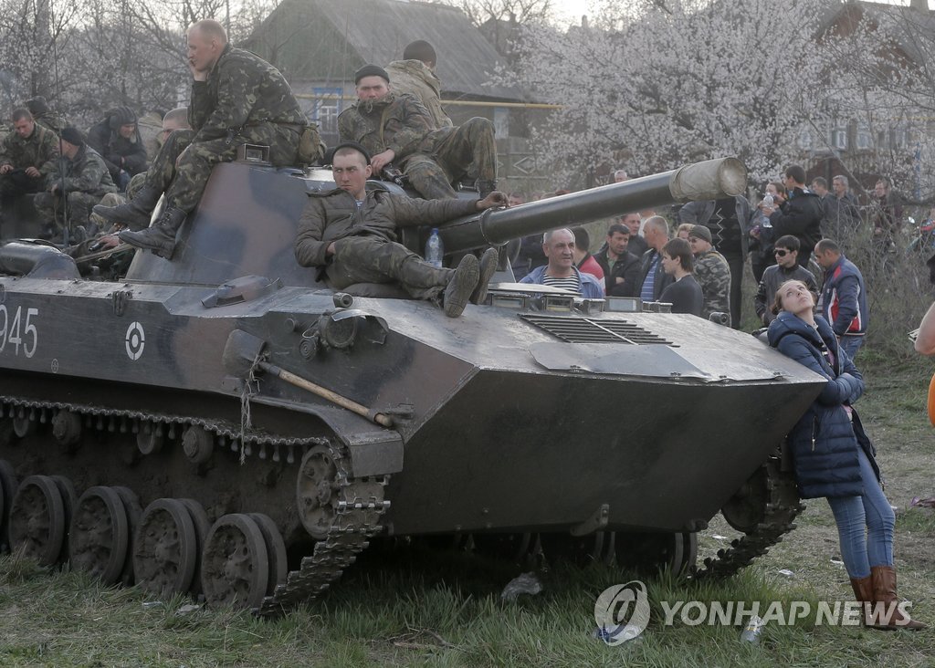 16일(현지시간) 우크라이나 동부 크라마토르스크에 진입하던 우크라이나군 병사들이 친 러시아계 사람들의 저지로 멈춘 채 탱크 위에 앉아 있는 모습. (AP=연합뉴스)