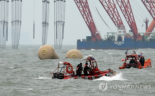 19일 오전 여객선 '세월호'가 침몰한 전남 진도군 조도면 병풍도 북쪽 3km 앞 사고 해상에 설치된 대형공기주머니 부근에 높은 파도가 치고 있다.