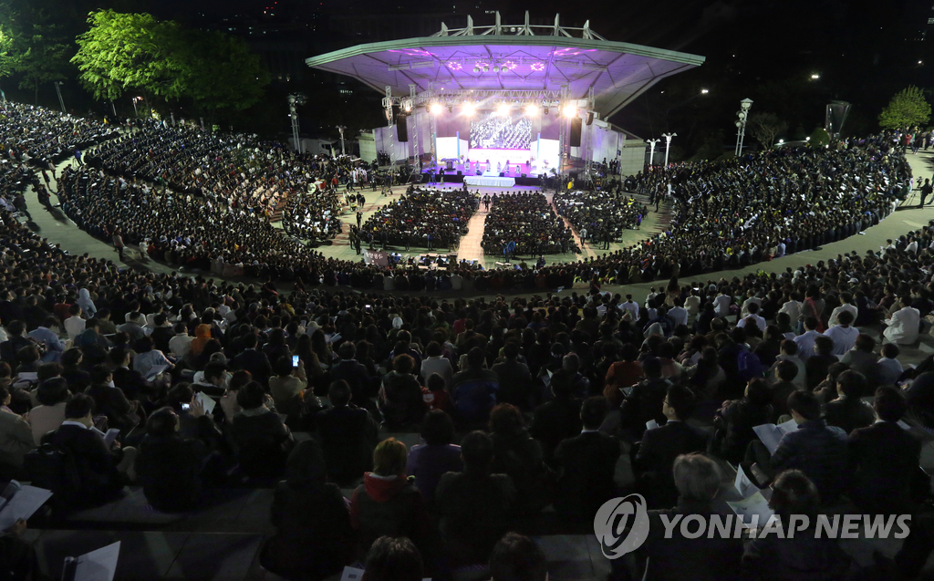 20일 오전 서울 연세대학교 노천극장에서 열린 '2014 한국교회 부활절 연합예배'에서 참가자들이 찬송가를 부르고 있다. 