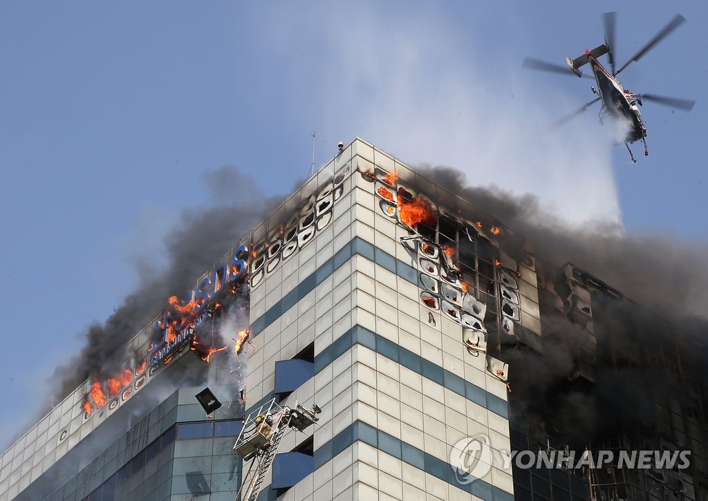 화재로 떨어지는 삼성SDS 과천센터 외벽 일부