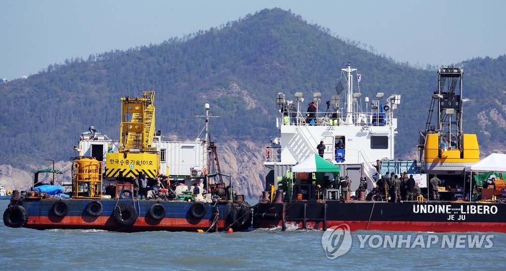 30일 오전 전남 진도군 조도면 병풍도 북쪽 3km 앞 사고 해상에서 다이빙벨 업체인 알파잠수종합기술공사측 바지선(왼쪽)과 민.관.군으로 구성된 구조대원들이 구조작업을 벌이고 있는 언딘측 바지선이 접안해 있다.