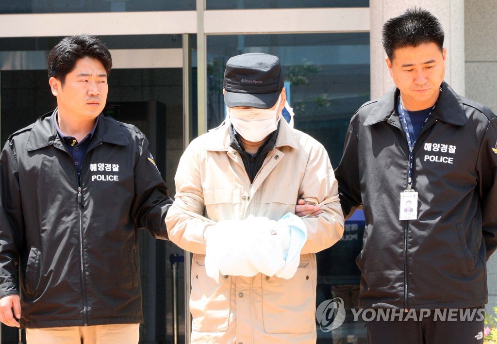 법정 나서는 김한식 청해진해운 대표