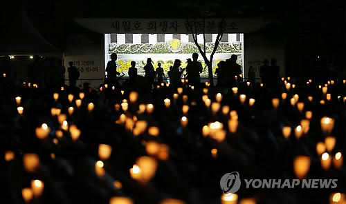 세월호 참사 3차 범국민 촛불행동 참가자들이 31일 시청 앞 서울광장에서 세월호 사망자를 추모하며 촛불을 들고 있다.