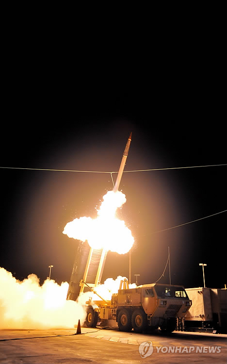 미국 Missile Defense Agency가 AP에 제공한 사진으로 지난 2011년 하와이에서의 사드 발사 실험 모습이다. 2014.6.3 photo@yna.co.kr