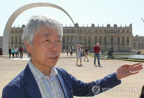 베르사유궁에서 작품 설명하는 이우환