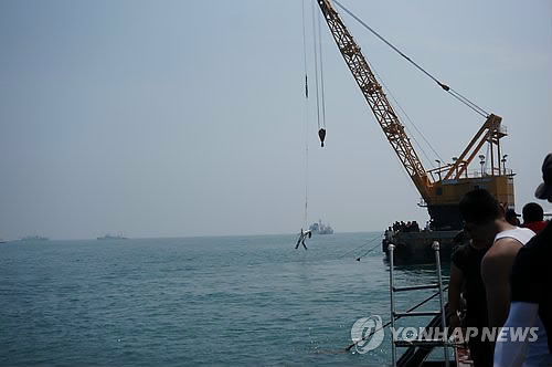 8일 실종자 1명을 찾은 뒤 17일 오전까지 무소식인 가운데 민관군 합동구조팀은 4층 선수 좌측과 중앙 우측 및 선미 중앙, 5층 로비 계단과 선수 우측 및 중앙 좌측 격실의 장애물 제거와 수색을 병행할 계획이다. (연합뉴스 DB)