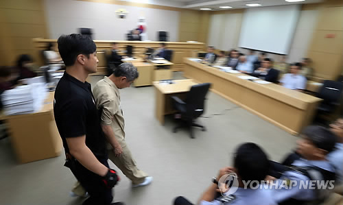 지난 7월 세월호 관련 재판에서 피고인들이 법정에 입장하고 있다. (연합뉴스 자료사진)