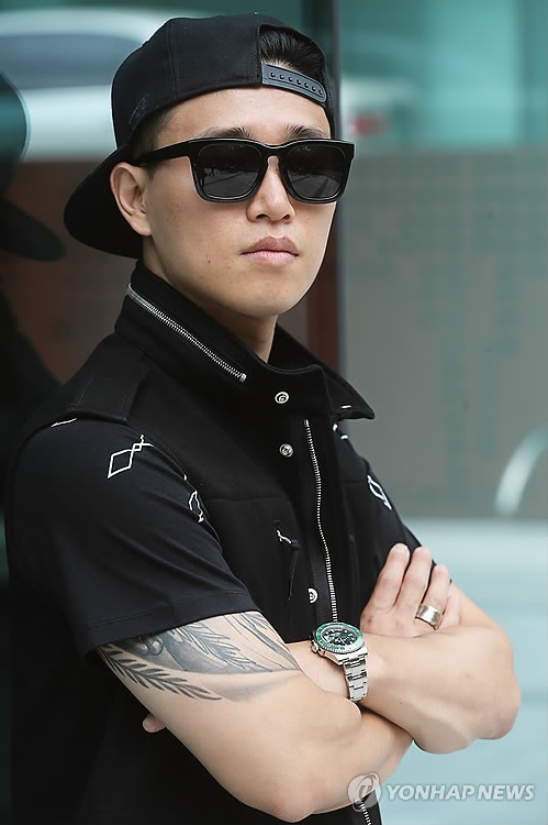 포즈 취하는 리쌍의 개리