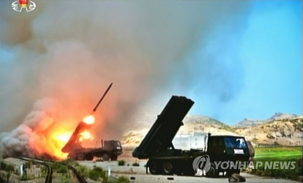 조선중앙TV가 15일 보도한 북한 군부대의 포 실탄사격 훈련 모습 (연합뉴스 자료사진)