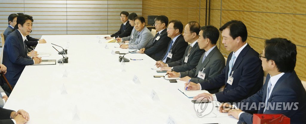 한국 언론인들 만나는 아베 총리