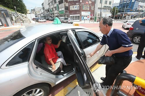 산골주민 위한 강원 희망택시 운행(연합뉴스 자료사진)
