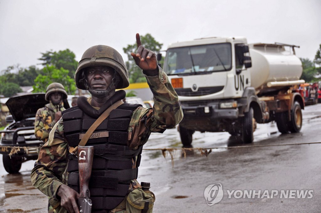 에볼라 확산을 막기 위해 국가비상사태가 선포된 라이베리아에서 7일(현지시간) 군인들이 수도 몬로비아 외곽에 바리케이드를 설치하고 외지에서 들어오려는 사람들을 막고 있다. (AP=연합뉴스)