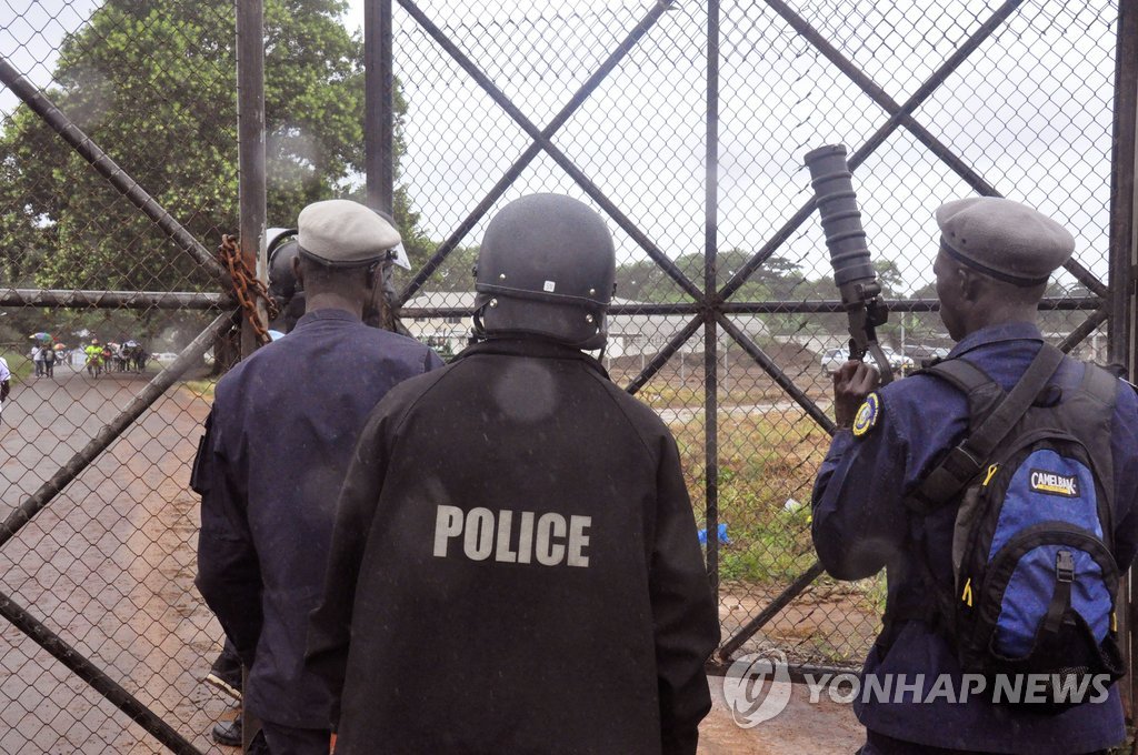 라이베리아 경찰이 18일(현지시간) 수도 몬로비아에 설치된 '국경없는 의사회'(MSF) 에볼라 치료센터 주위에서 경계를 서고 있다. (AP=연합뉴스)