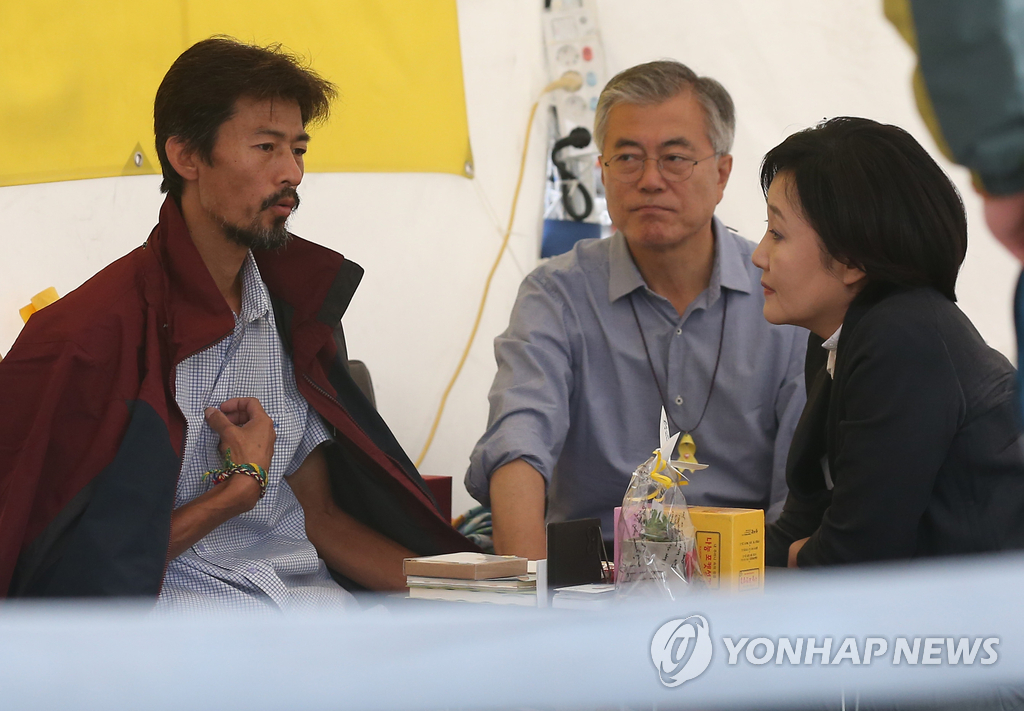 세월호 희생자 가족과 면담하는 박영선 위원장