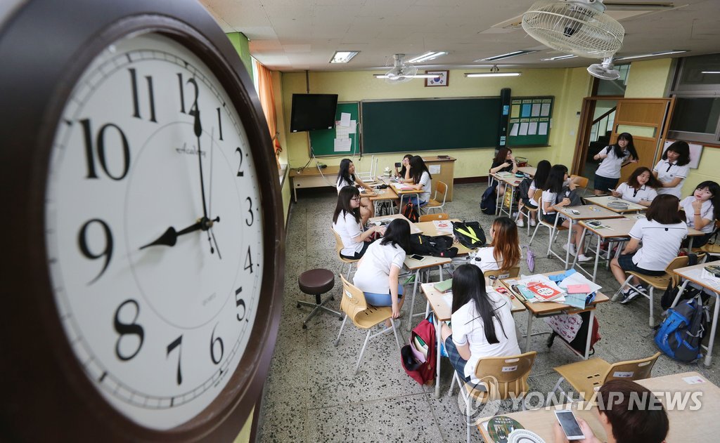 경기도 의정부시 가능동 의정부여자중학교에서 학생들이 9시에 맞춰 등교해 수업을 준비하고 있다. 