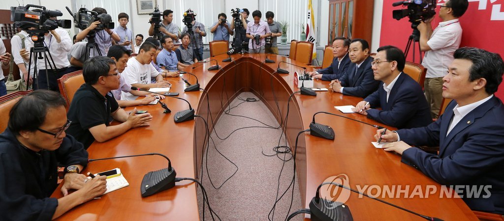 The ruling party and family members of the victims of April's ferry sinking failed Wednesday to make a breakthrough in talks aimed at resolving a dispute over a bill calling for the truth behind one of the country's deadliest maritime accidents, both sides said. (Yonhap)