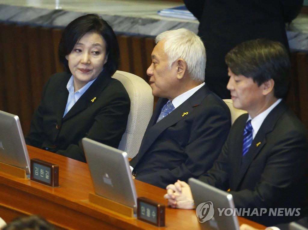 새정치민주연합 박영선 원내대표와 김한길 의원이 1일 오후 국회 본회의장에서 열린 정기국회 개회식에서 대화를 하고 있다.