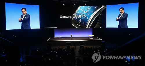 삼성전자가 독일 베를린에서 열리는 'IFA 2014' 개막에 앞서 전 세계 미디어가 참석한 가운데 삼성전자 무선사업부 전략마케팅실장 이돈주 사장이 공식 행사에서 '삼성 기어S'를 공개하고 있다. (삼성전자 제공)