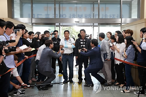 인터뷰하는 김병권 전 위원장