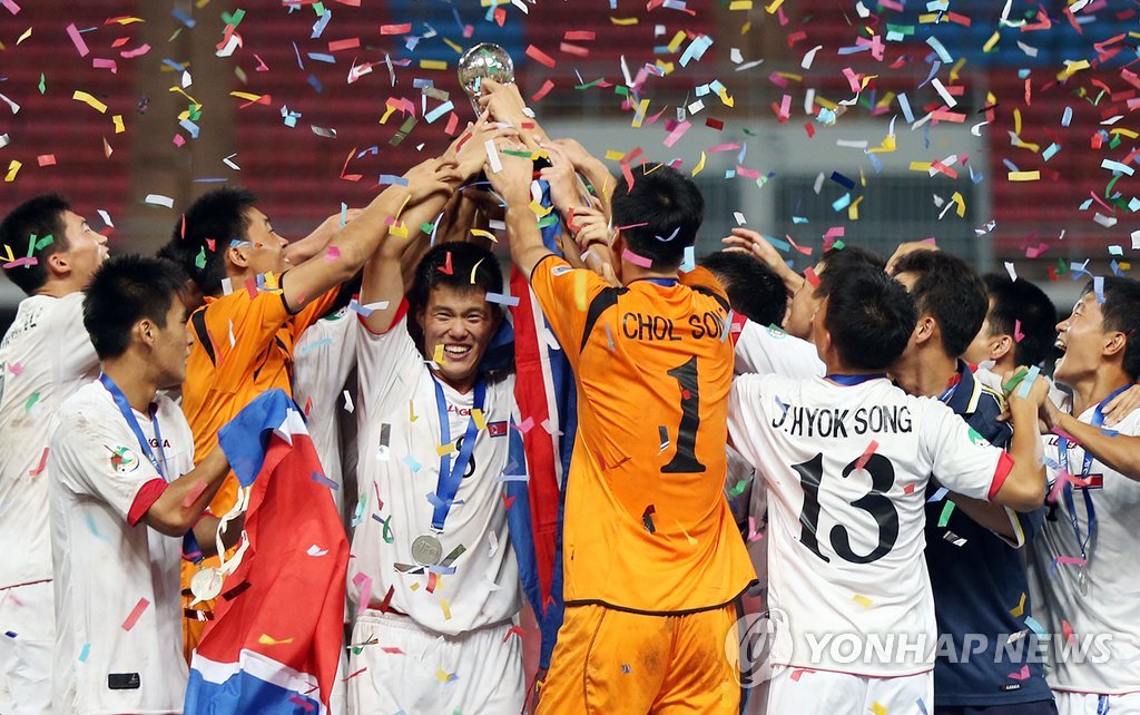 20일 오후 태국 방콕의 라자망갈라 국립경기장에서 열린 2014 아시아축구연맹(AFC) U-16 챔피언십 결승전 한국과 북한의 경기에서 우승을 한 북한 선수들이 트로피를 들고 기뻐하고 있다. 