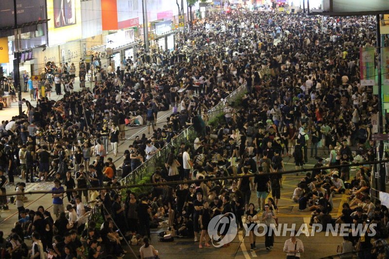 홍콩시위대 이틀째 도심점거…일부 은행·학교 휴업