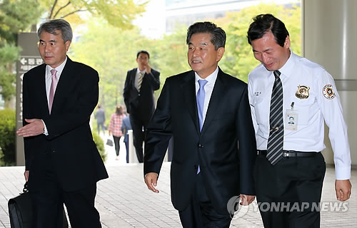 법정 향하는 신학용 의원