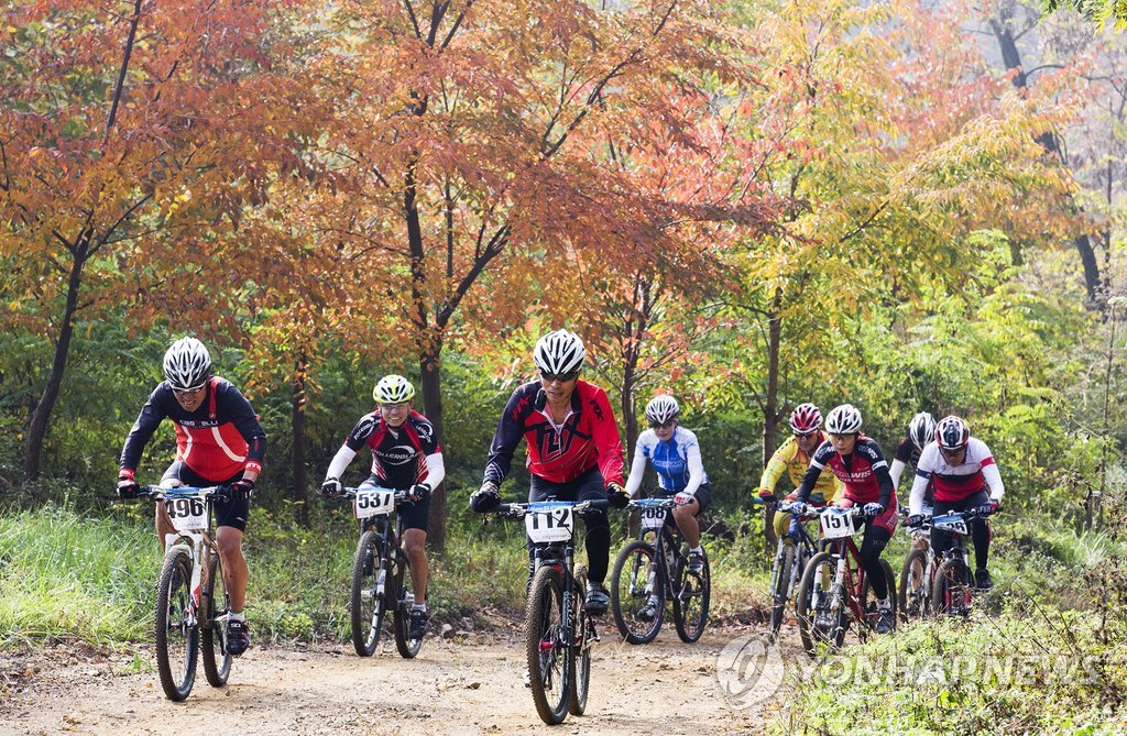 산악길 오르는 MTB 선수들