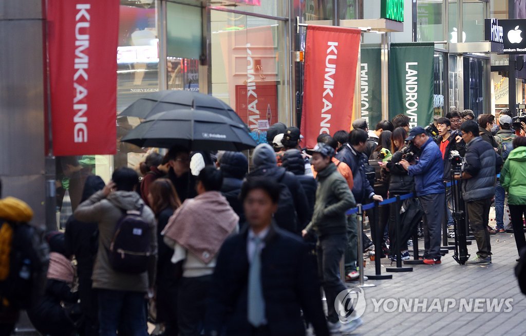애플의 아이폰6와 아이폰6플러스가 국내 정식 출시된 지난달 31일 오전 서울 중구 명동 프리스비 매장 앞에 구매자들이 줄을 서서 기다리고 있다.