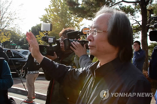 손 흔드는 이주영 장관