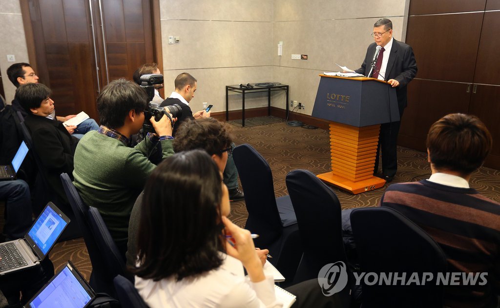 기자회견 하는 다루스만 유엔 북한인권 특별보고관