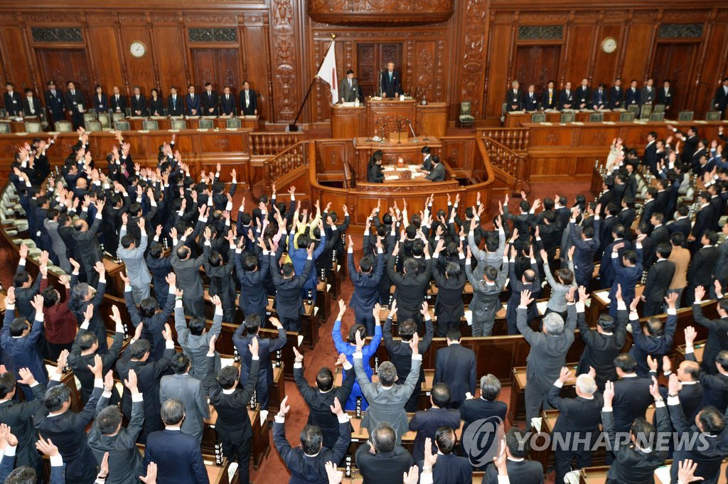 (도쿄 교도=연합뉴스) 이부키 분메이(伊吹文明) 일본 중의원 의장이 21일 오후 일본 국회의사당에서 내각이 제출한 중의원 해산 조서를 낭독해 해산을 선언하자 출석한 의원들이 만세를 하고 있다. 