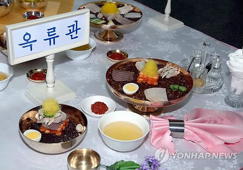2014년 11월 평양시내 냉면 전문점 10여 곳이 참가한 국수(냉면)경연대회가 옥류관에서 열렸다. 대회에서는 옥류관이 1위를, 청류관이 2위를 차지했다. (평양 조선중앙통신=연합뉴스)
