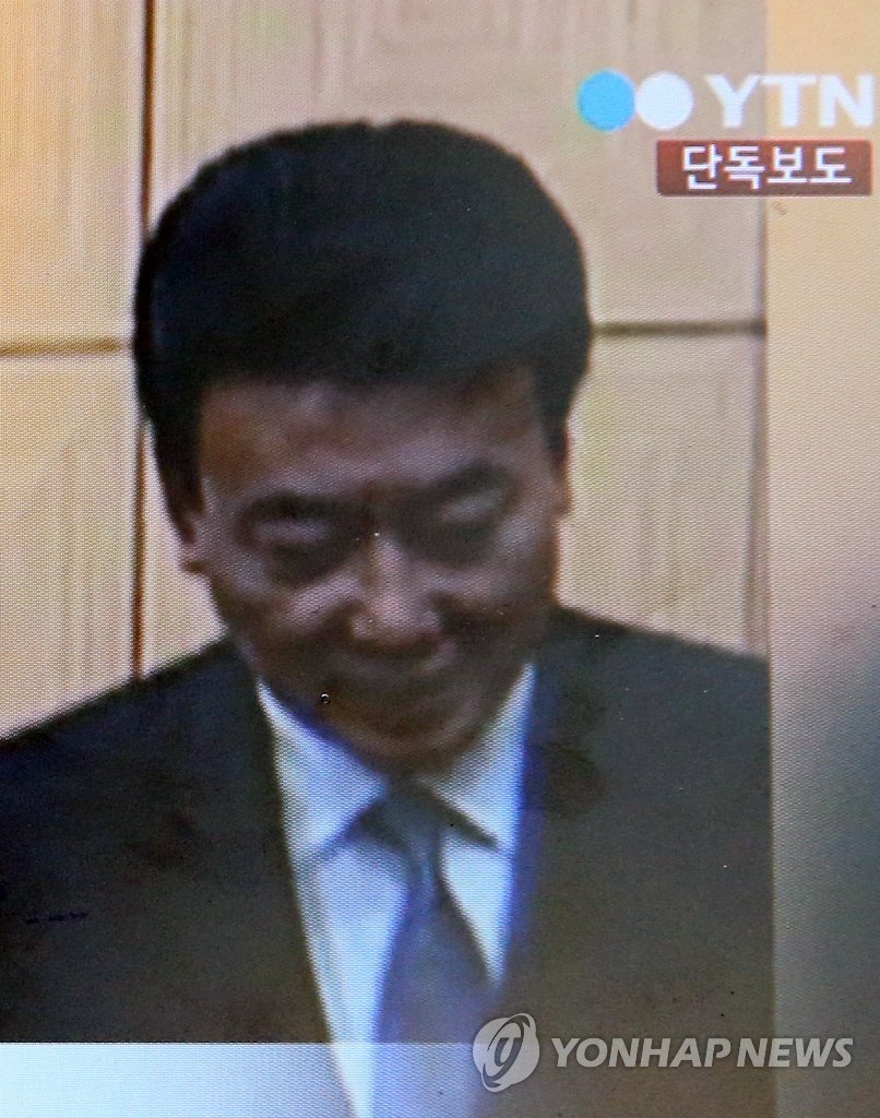 청와대 문건 유출로 '국정개입 의혹'의 한가운데 선 정윤회씨. (YTN 제공)
