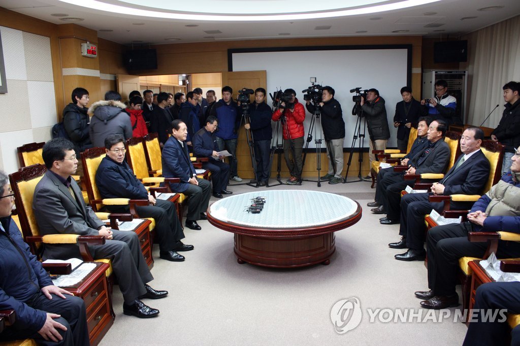 원전 인근 주민 만나는 윤상직 산업장관