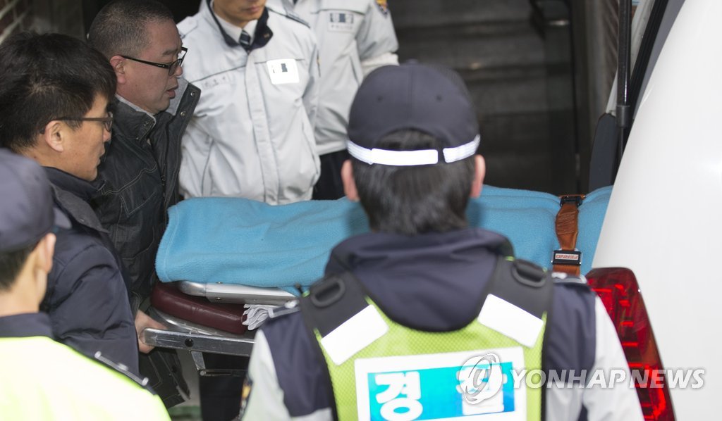 지난 13일 오후 경기도 안산에서 자녀들을 상대로 인질극을 벌인 40대 남성이 경찰에 붙잡힌 후 방안에서 흉기에 찔려 숨진 채 발견된 박모씨의 시신이 차로 옮겨지고 있다. 